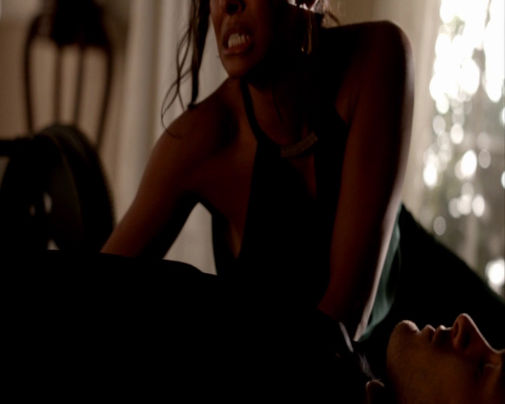 VampireDiaries-dot-nl_VampireDiaries-8x09TheSimpleIntimacyOfTheNearTouch-deletedscene0169.jpg