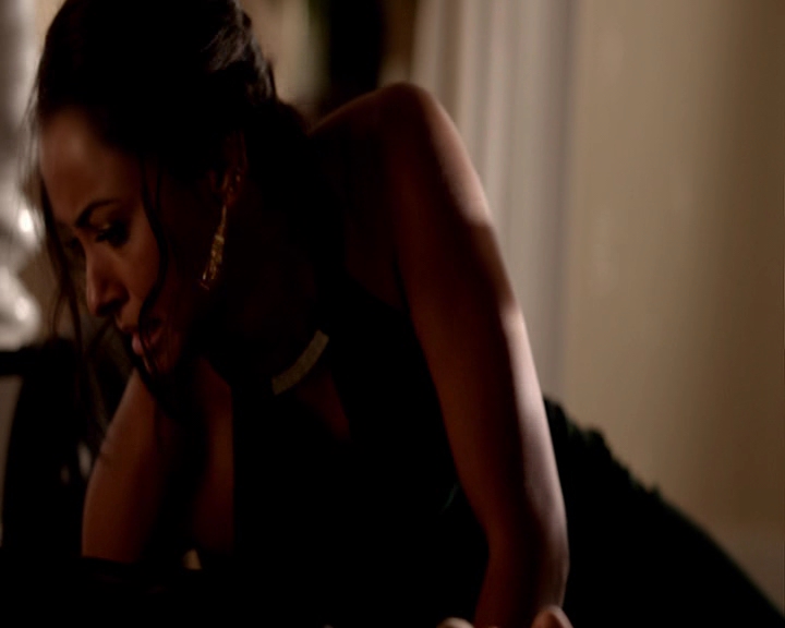 VampireDiaries-dot-nl_VampireDiaries-8x09TheSimpleIntimacyOfTheNearTouch-deletedscene0180.jpg