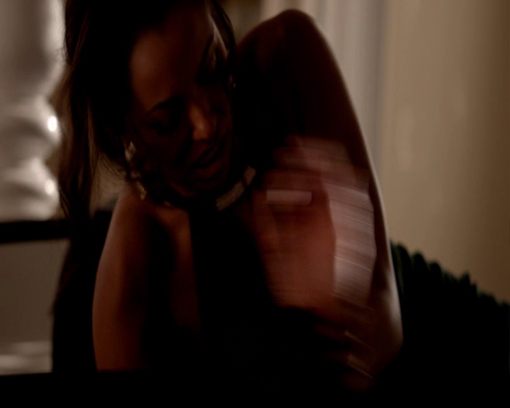 VampireDiaries-dot-nl_VampireDiaries-8x09TheSimpleIntimacyOfTheNearTouch-deletedscene0183.jpg