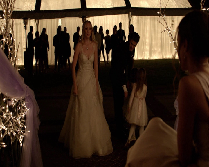 VampireDiaries-dot-nl_VampireDiaries-8x15WherePlanningAJuneWedding-deletedscenes0171.jpg