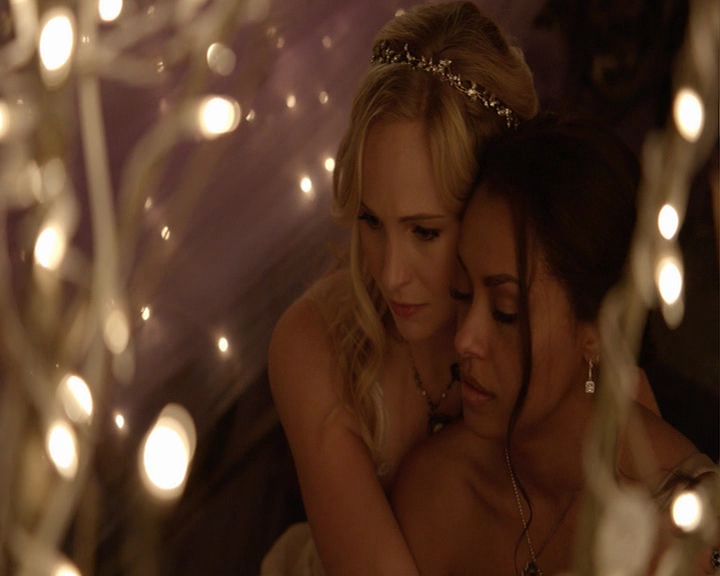 VampireDiaries-dot-nl_VampireDiaries-8x15WherePlanningAJuneWedding-deletedscenes0183.jpg