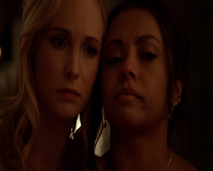 VampireDiaries-dot-nl_VampireDiaries-8x15WherePlanningAJuneWedding-deletedscenes0207.jpg