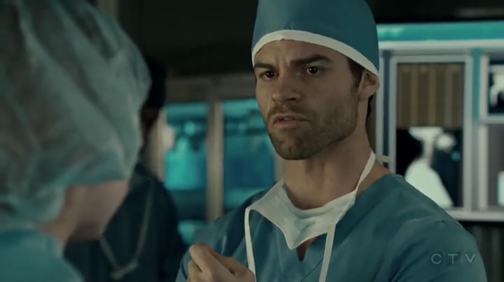 VampireDiariesWorld-dot-org_SavingHope2x01-1947.jpg