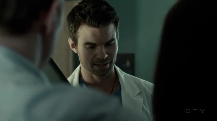 VampireDiariesWorld-dot-org_SavingHope2x01-2282.jpg