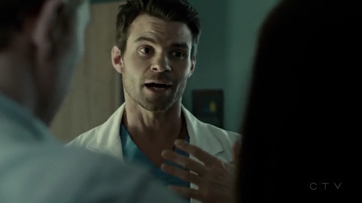 VampireDiariesWorld-dot-org_SavingHope2x01-2302.jpg