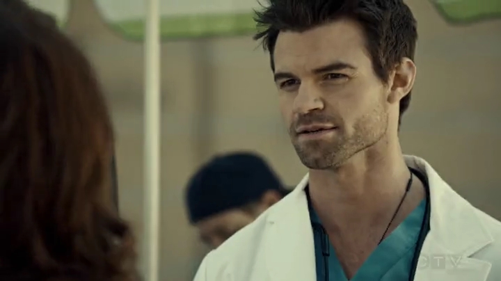 VampireDiariesWorld-dot-org_SavingHope2x04-1156.jpg