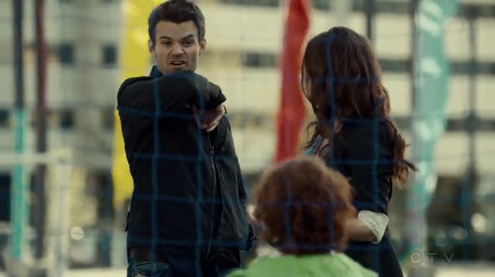 VampireDiariesWorld-dot-org_SavingHope2x06-2400.jpg