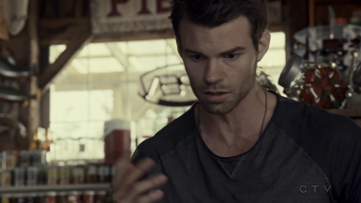 VampireDiariesWorld-dot-org_SavingHope2x08-1251.jpg