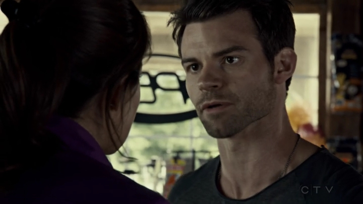 VampireDiariesWorld-dot-org_SavingHope2x08-1449.jpg