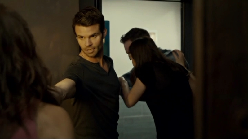 VampireDiariesWorld-dot-org_SavingHope2x13-0046.jpg