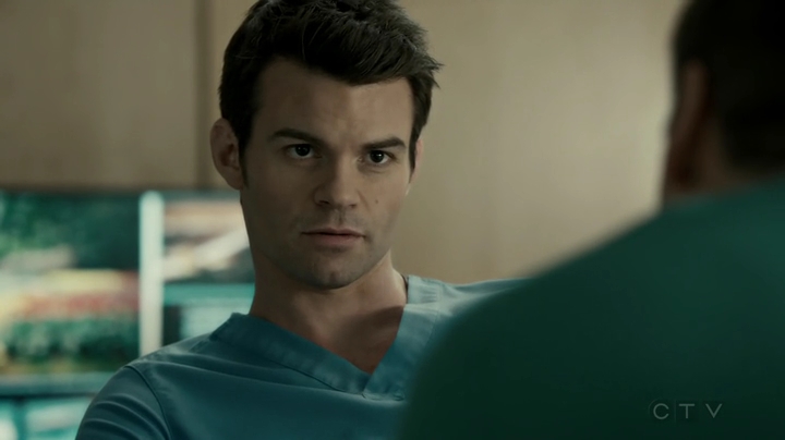 VampireDiariesWorld-dot-org_SavingHope2x17-2467.jpg