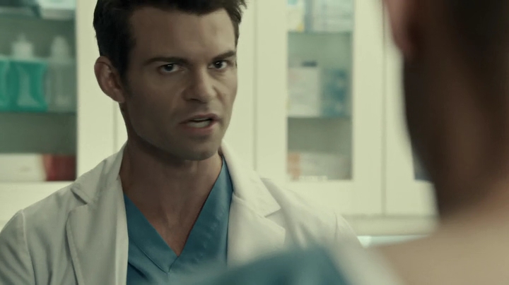 VampireDiariesWorld-dot-org_SavingHope2x18-0124.jpg