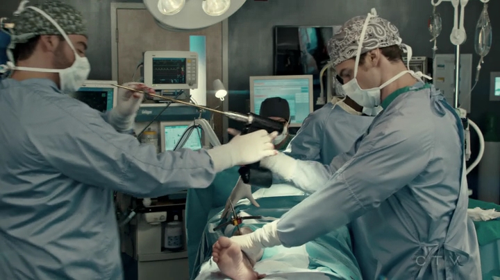 VampireDiariesWorld-dot-org_SavingHope2x18-0816.jpg