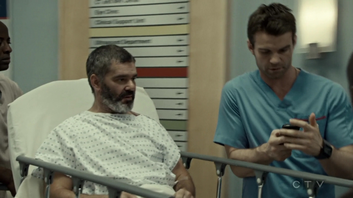 VampireDiariesWorld-dot-org_SavingHope3x02-1905.jpg