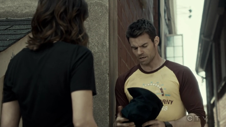 VampireDiariesWorld-dot-org_SavingHope3x04-2076.jpg