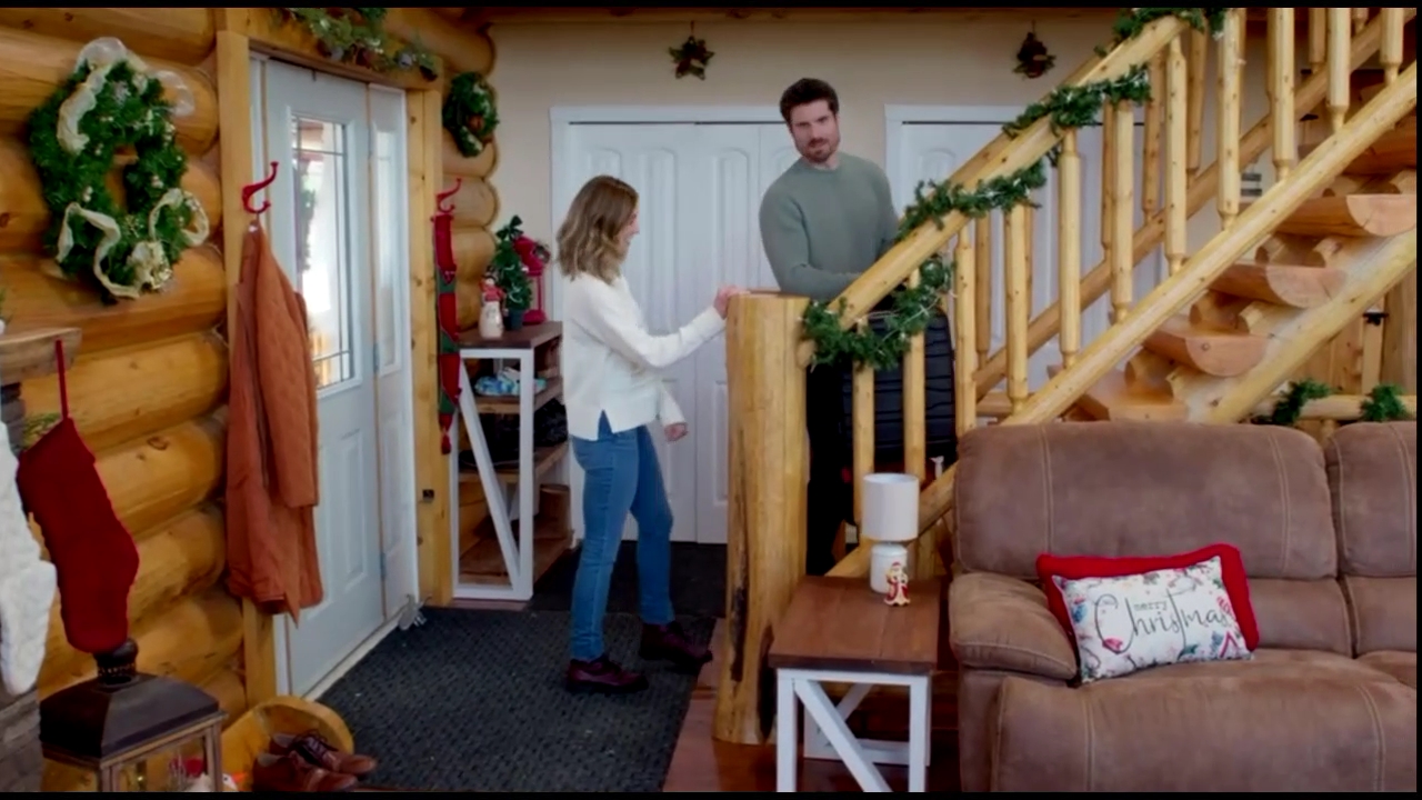 VampireDiariesWorld-CoupledUpForChristmas1262.jpg