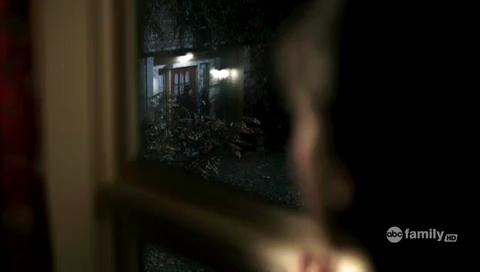 VampireDiariesWorld-dot-org_PrettyLittleLiarsS01E01-1530.jpg