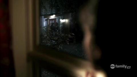 VampireDiariesWorld-dot-org_PrettyLittleLiarsS01E01-1532.jpg
