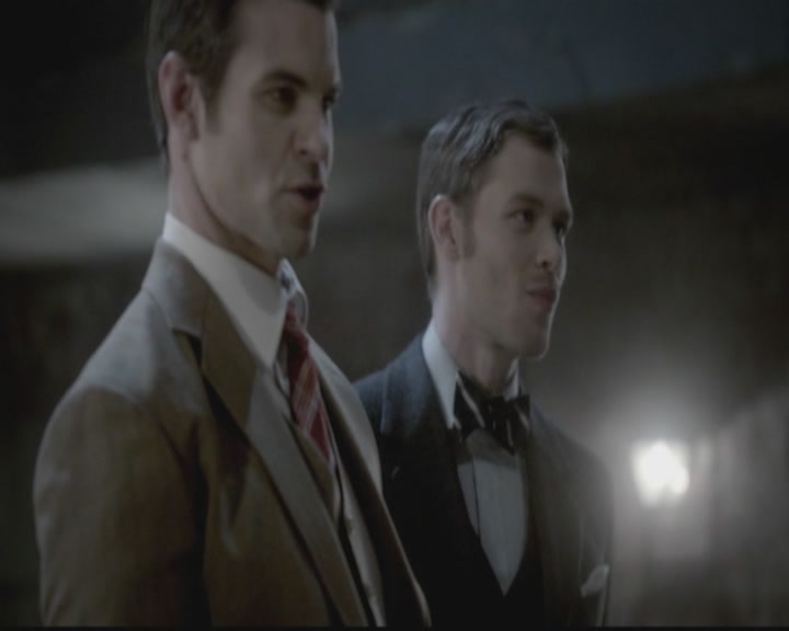 VampireDiariesWorld-dot-org_TheOriginals1x12DanceBackFromTheGrave0208.jpg