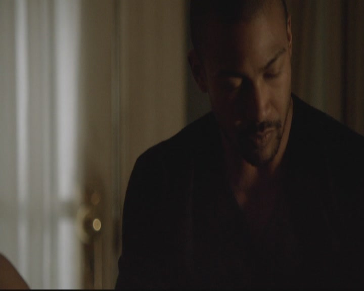 VampireDiariesWorld-dot-org_TheOriginals1x17MoonOverBourbonStreet2005.jpg