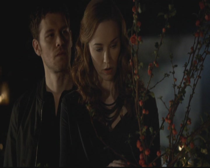 VampireDiariesWorld-dot-org_TheOriginals1x19AnUnblinkingDeath1970.jpg