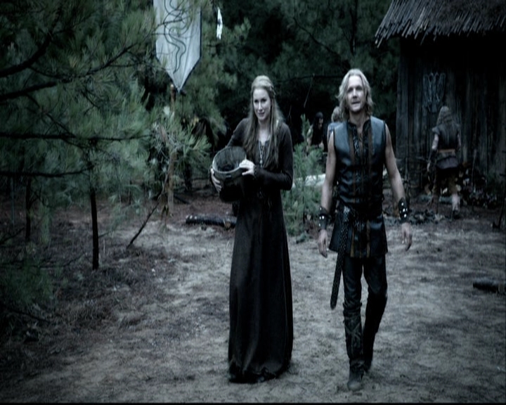 VampireDiariesWorld-dot-org_TheOriginalsS1-TheOriginalVampires-ABiteSizesStory0015.jpg