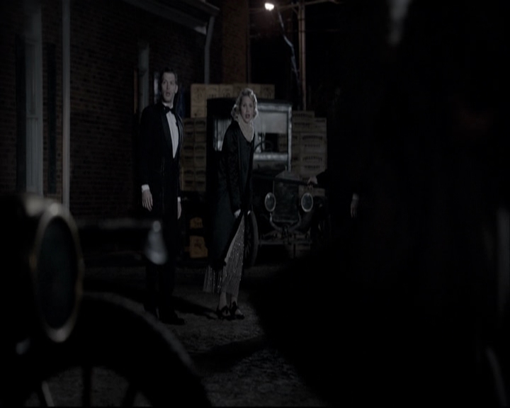 VampireDiariesWorld-dot-org_TheOriginalsS1-TheOriginalsRemixingHistory0384.jpg