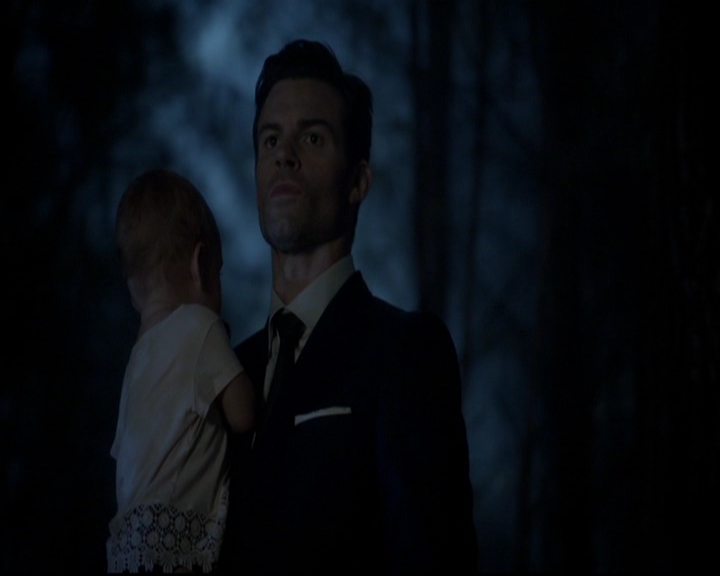 VampireDiariesWorld-dot-nl_TheOriginals_3x02YouHungTheMoon0027.jpg