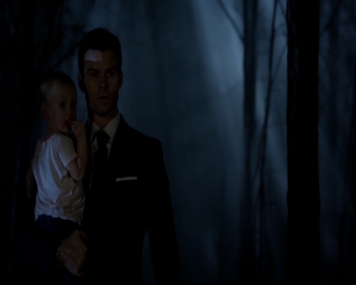 VampireDiariesWorld-dot-nl_TheOriginals_3x02YouHungTheMoon0035.jpg