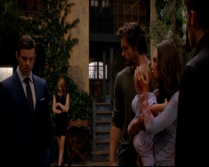 VampireDiariesWorld-dot-nl_TheOriginals_3x02YouHungTheMoon1552.jpg