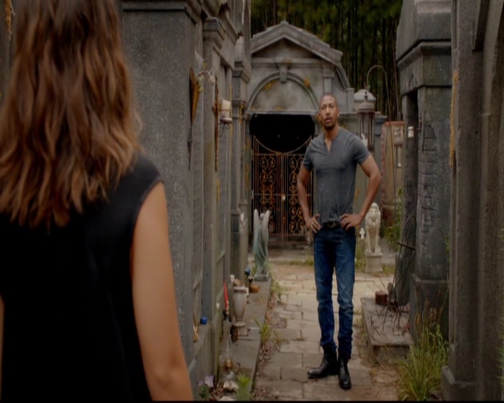 VampireDiariesWorld-dot-nl_TheOriginals_3x02YouHungTheMoon1598.jpg