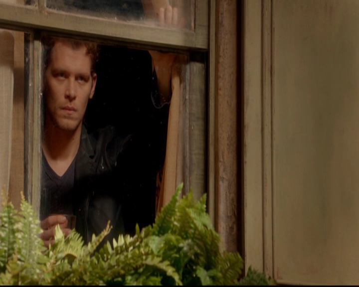 VampireDiariesWorld-dot-nl_TheOriginals_3x02YouHungTheMoon1929.jpg