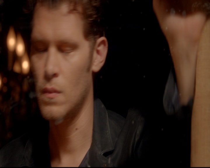 VampireDiariesWorld-dot-nl_TheOriginals_3x02YouHungTheMoon1939.jpg