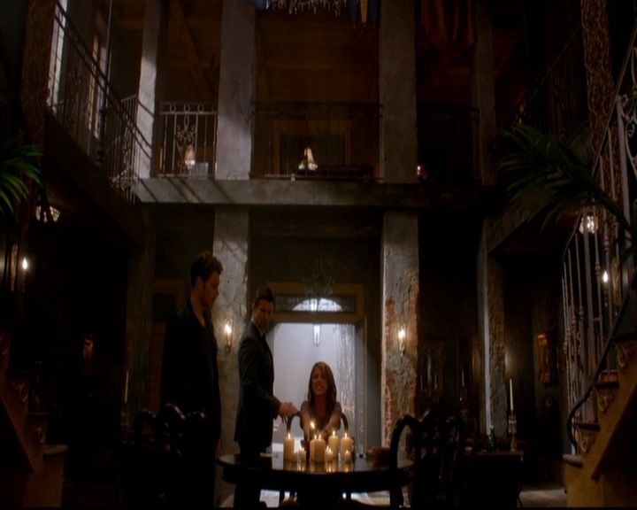 VampireDiariesWorld-dot-nl_TheOriginals_3x02YouHungTheMoon2117.jpg