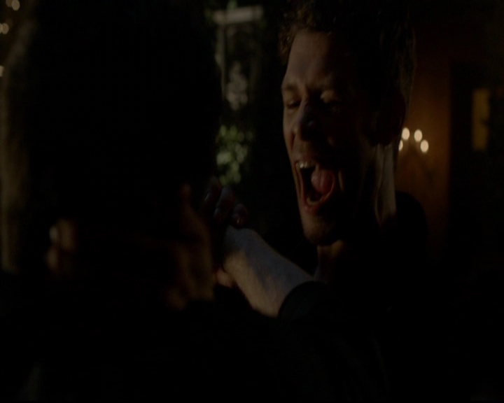 VampireDiariesWorld-dot-nl_TheOriginals_3x05TheAxemansLetters2253.jpg