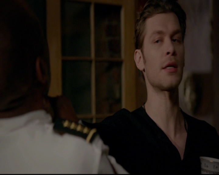 VampireDiariesWorld-dot-nl_TheOriginals_3x13HeartShapedBox0019.jpg