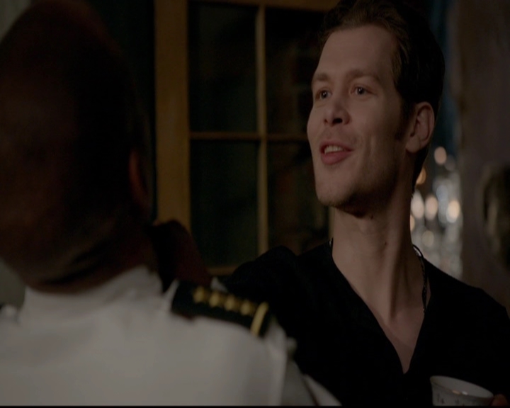 VampireDiariesWorld-dot-nl_TheOriginals_3x13HeartShapedBox0023.jpg