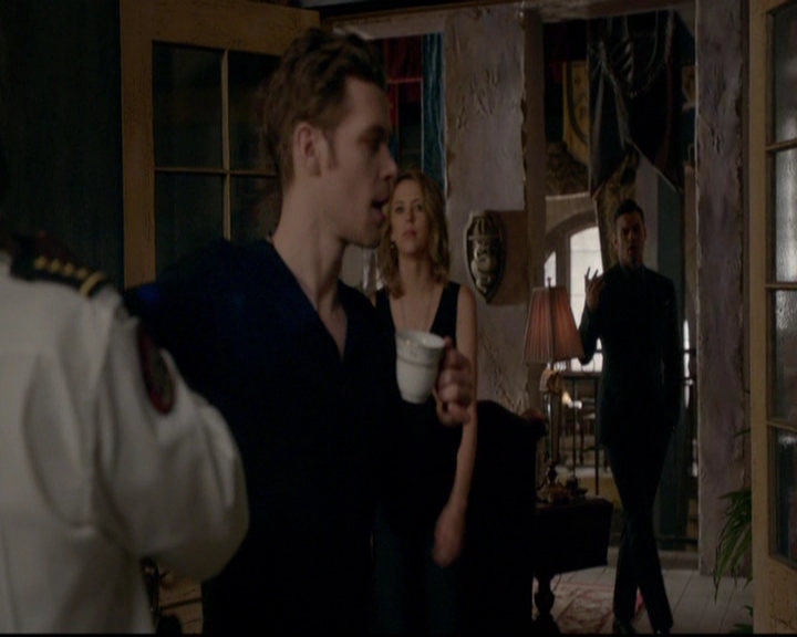 VampireDiariesWorld-dot-nl_TheOriginals_3x13HeartShapedBox0031.jpg