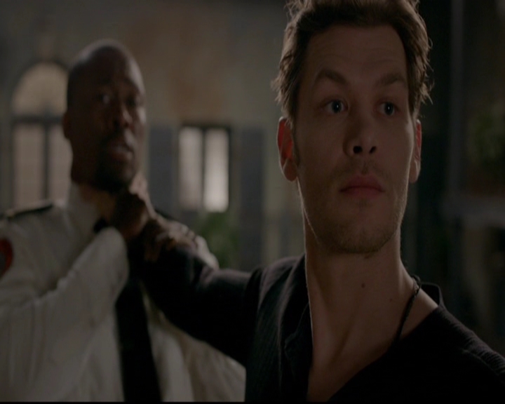 VampireDiariesWorld-dot-nl_TheOriginals_3x13HeartShapedBox0035.jpg