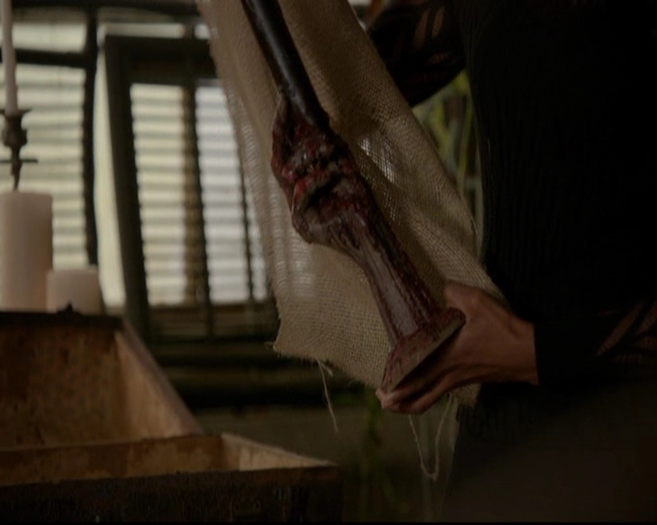 VampireDiariesWorld-dot-nl_TheOriginals_3x13HeartShapedBox0283.jpg