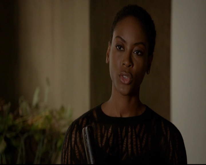 VampireDiariesWorld-dot-nl_TheOriginals_3x13HeartShapedBox0289.jpg