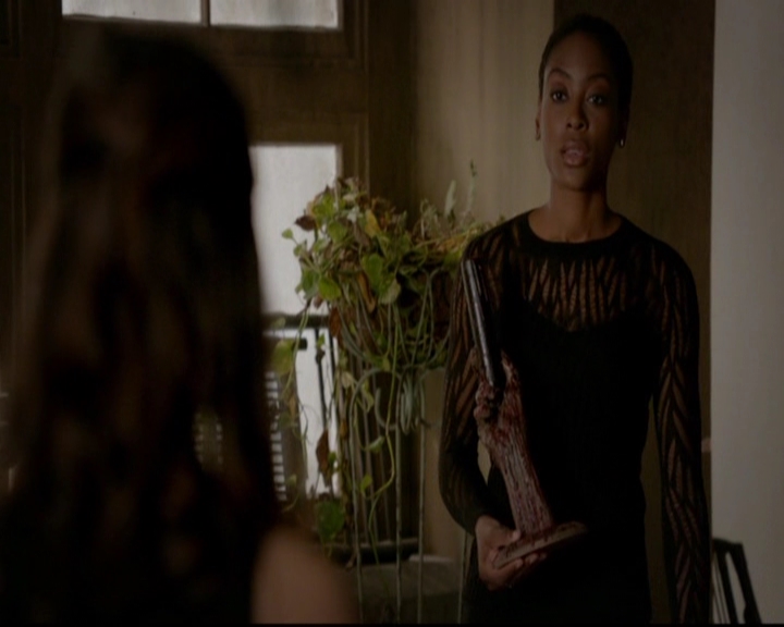 VampireDiariesWorld-dot-nl_TheOriginals_3x13HeartShapedBox0307.jpg