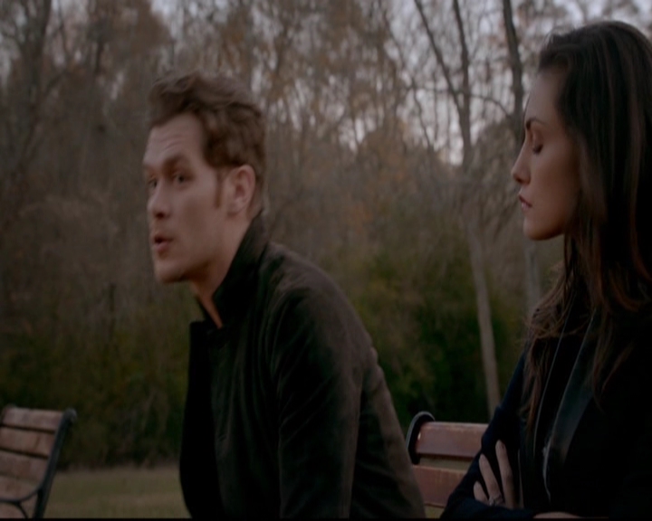 VampireDiariesWorld-dot-nl_TheOriginals_3x13HeartShapedBox0336.jpg