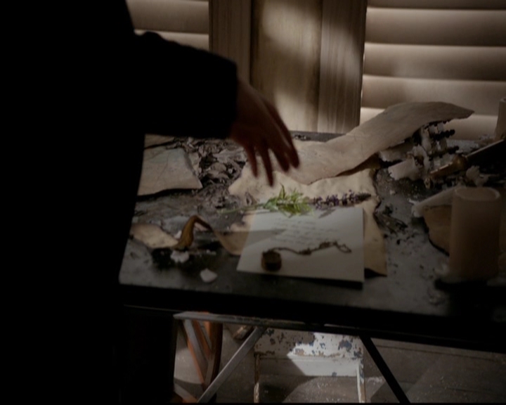 VampireDiariesWorld-dot-nl_TheOriginals_3x13HeartShapedBox0427.jpg