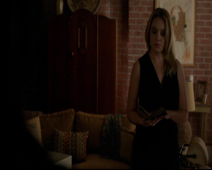 VampireDiariesWorld-dot-nl_TheOriginals_3x13HeartShapedBox0591.jpg