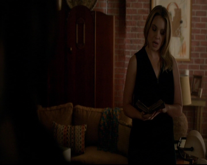 VampireDiariesWorld-dot-nl_TheOriginals_3x13HeartShapedBox0592.jpg