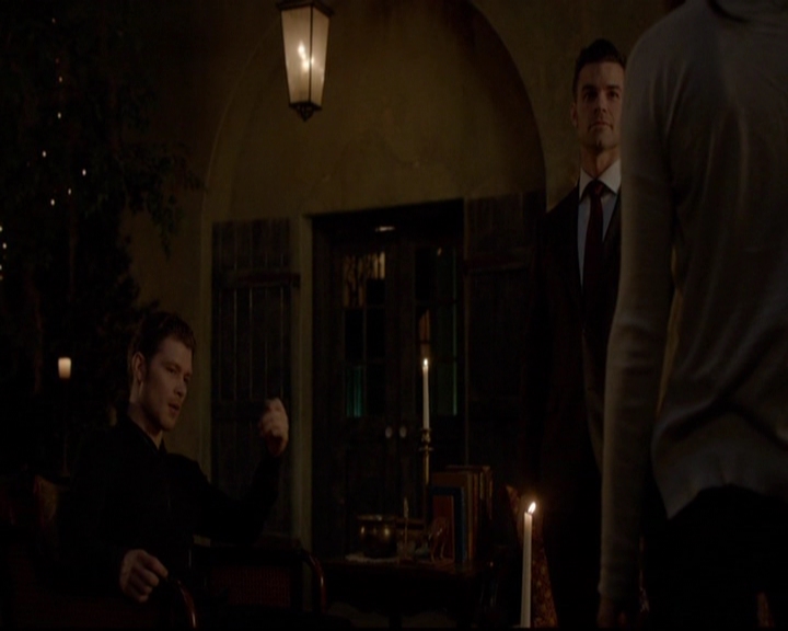 VampireDiariesWorld-dot-nl_TheOriginals_3x13HeartShapedBox1798.jpg