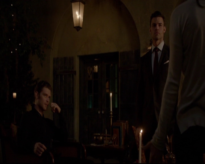 VampireDiariesWorld-dot-nl_TheOriginals_3x13HeartShapedBox1799.jpg