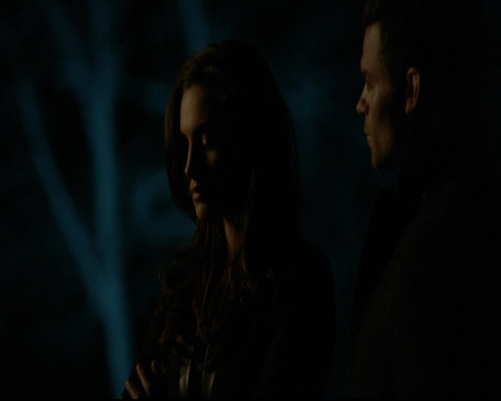 VampireDiariesWorld-dot-nl_TheOriginals_3x13HeartShapedBox1970.jpg