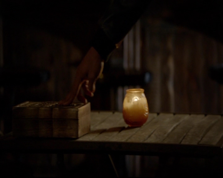 VampireDiariesWorld-dot-nl_TheOriginals_3x13HeartShapedBox1982.jpg